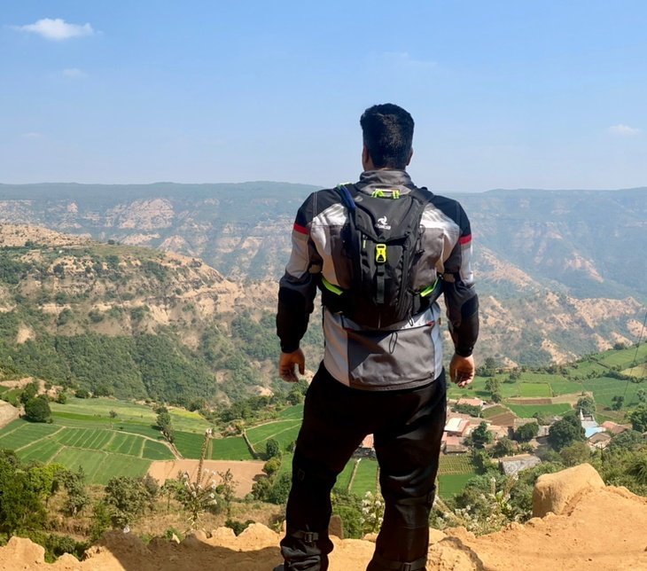 Summers are great to ride a motorcycle, only if you are well hydrated. 

@raidagears Hydration Bag has over the years proven to be very versatile bagpack. We have tested it in all conditions and it does the job wonderfully.....
musaffirtw.com