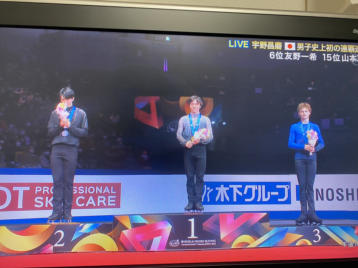 shom_kichi's tweet photo. お花の匂い嗅いじゃうジュンファンくん可愛い笑
#宇野しょうまさんおめでとう〜🥇🥇
#ジュンファンもおめでとう〜💐
#マリニン4回転すごかったー✨ https://t.co/3E7zyAilI9