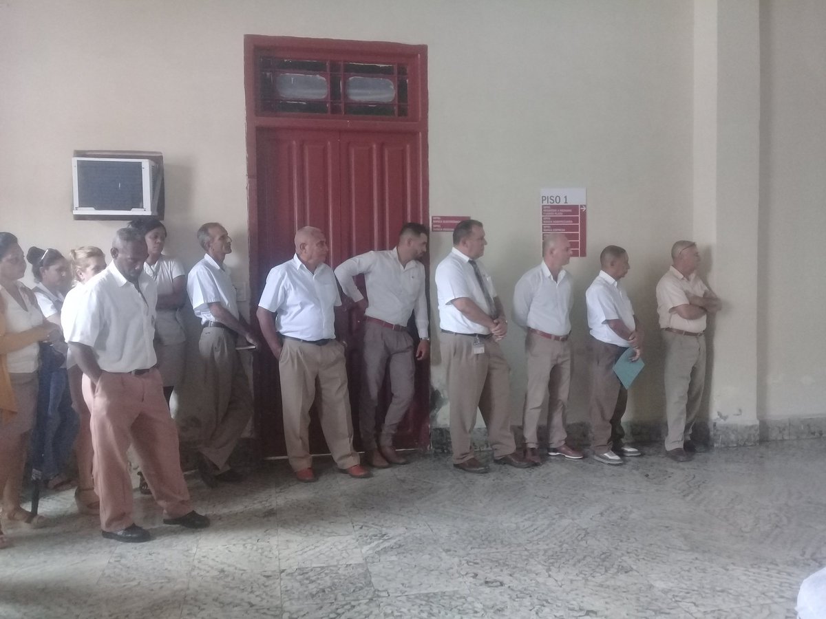 #BancariosCubanos en #Camagüey por el #VotoUnido 
En <a href="/BCamaguey/">Bandec Camagüey</a> reafirma el colectivo su compromiso con las #Elecciones2023 donde la familia bancaria será de las primeras en votar.
#MejorEsPosible 
#YoVotoPorTodos