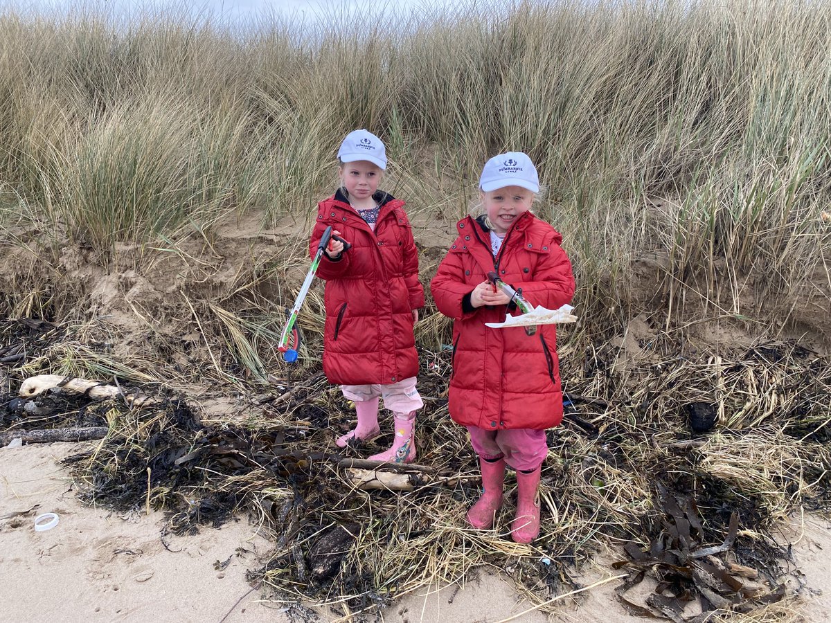 dumbarniegolf's tweet photo. Two great wee helpers, supporting the beach clean beside Dumbarnie Links today. #TeamDumbarnie @troonint @Troon #keepbeachesclean https://t.co/sQefa1hkck