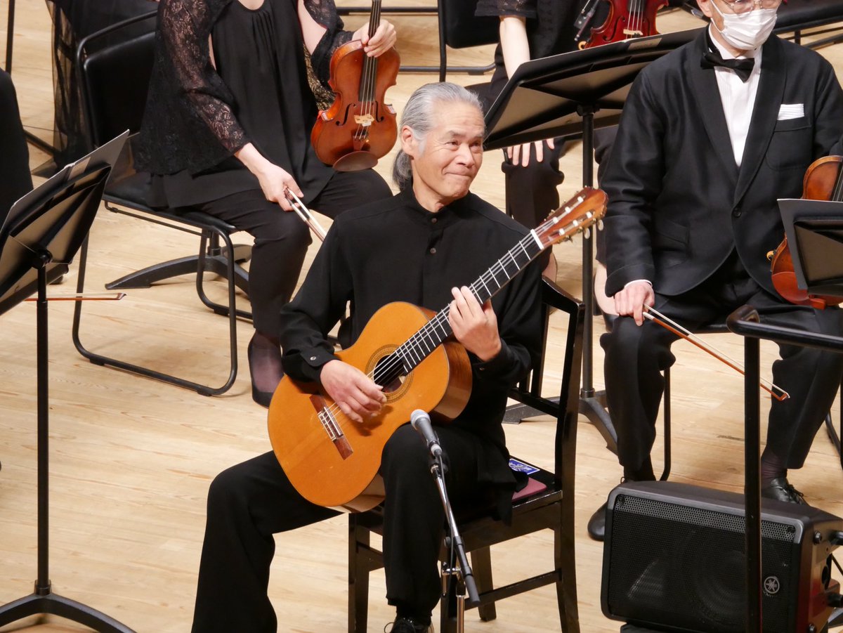 今年度最後の静響の公演でした。初めてアランフェス協奏曲のE.Hを演奏した学生時代、当時のソリストは荘村さんでした。このような形でまたご一緒させていただき、とても幸せでした。終演後はハンバーグとカレーでさわやか年度末納めしました。(絶賛胃もたれ中)関係者の皆様、ありがとうございました🙇♂️