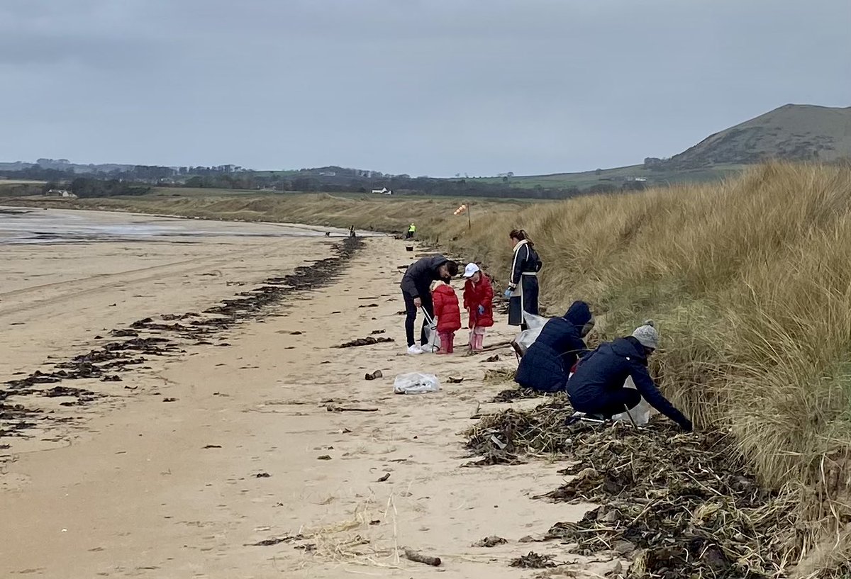 dumbarniegolf's tweet photo. Two great wee helpers, supporting the beach clean beside Dumbarnie Links today. #TeamDumbarnie @troonint @Troon #keepbeachesclean https://t.co/sQefa1hkck