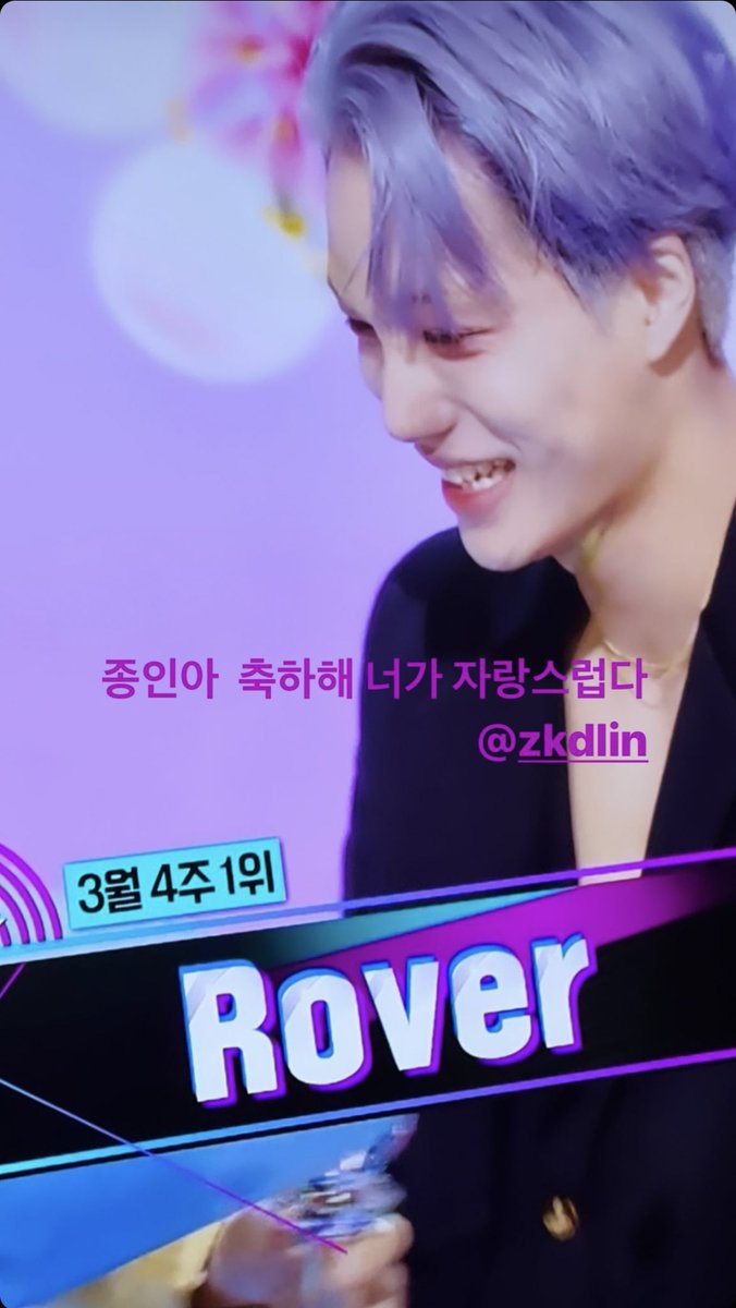 ErigomsBR's tweet photo. #SUHO parabenizou novamente o #KAI pela sua segunda vitória com Rover.
"Você é legal, Jongin-ah huooooh~! 👏"
N/T: Referência ao drama The Glory
#Rover1stWin #KAI1stWin https://t.co/SMEBGCTf6V