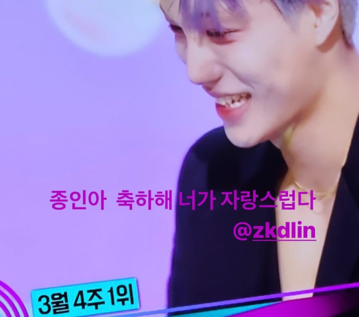 ErigomsBR's tweet photo. #SUHO parabenizou novamente o #KAI pela sua segunda vitória com Rover.
"Você é legal, Jongin-ah huooooh~! 👏"
N/T: Referência ao drama The Glory
#Rover1stWin #KAI1stWin https://t.co/SMEBGCTf6V