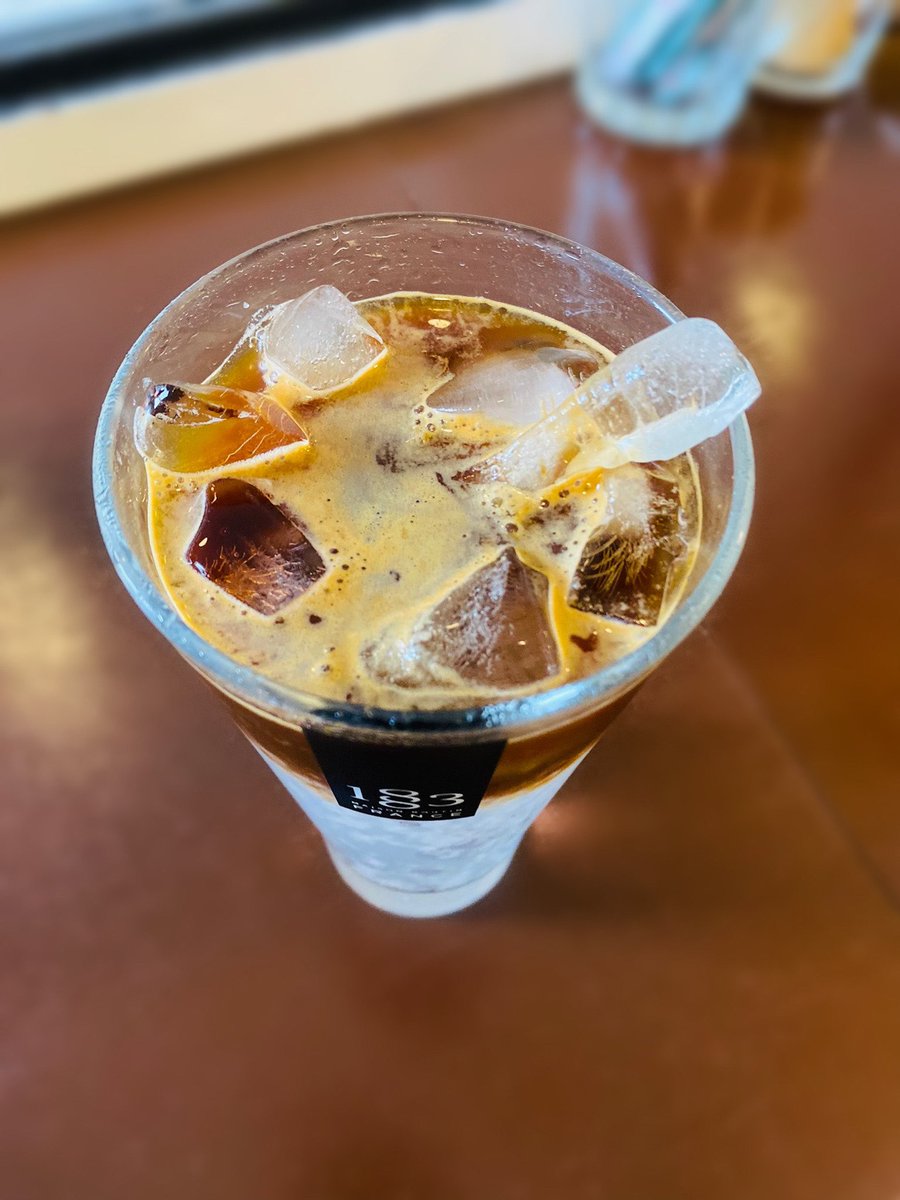 Creo que somos muchos los fans de las pequeñas cafeterías que ofrecen cosas hechas con pasión. 
📍Movimiento es una de ellas. Tienen café de especialidad y combos desde 25 mil Gs. Un sitio con encanto propio para todo amante del ☕️