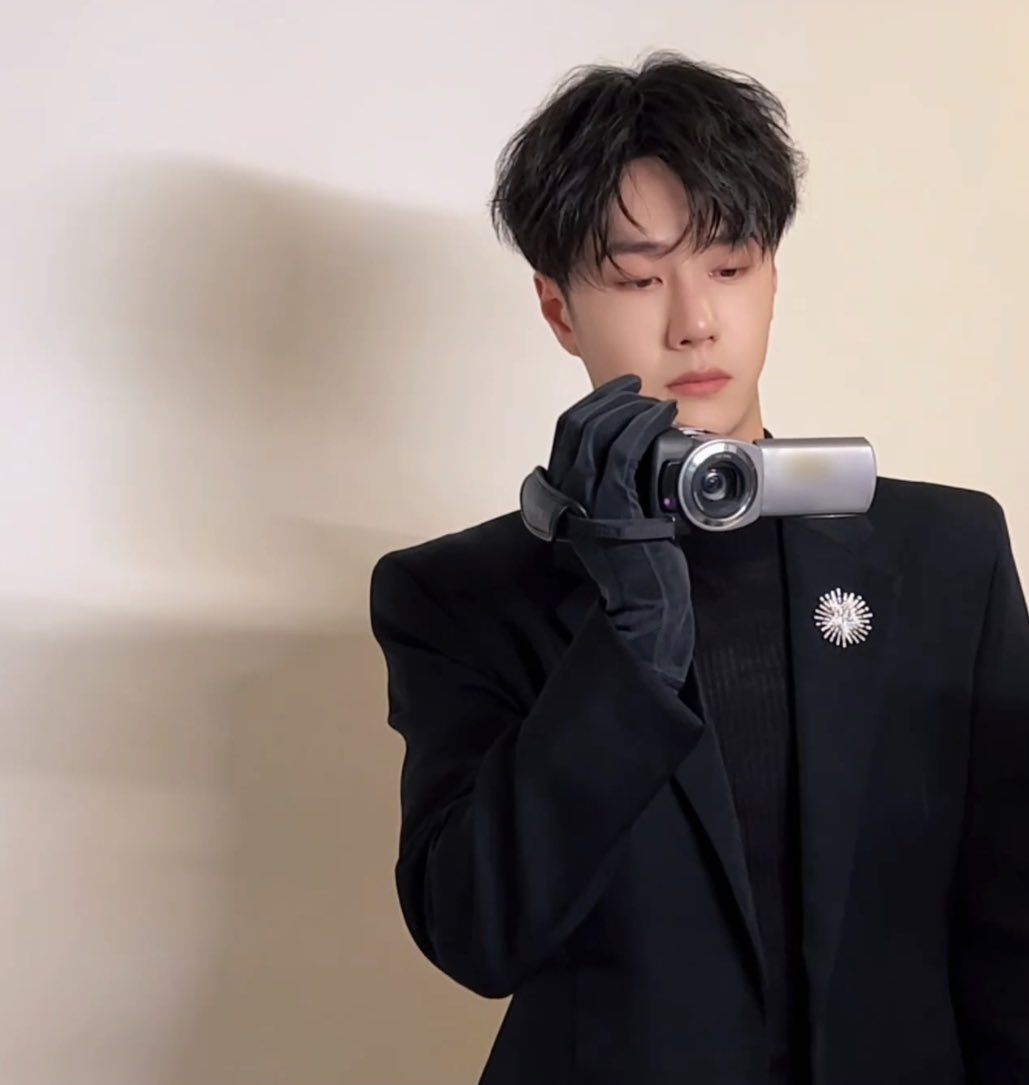 nahz_oaix's tweet photo. this video recorder???? it also appeared in last night’s 🟢🔴?!!!! HELLO

🟢🔴SZD https://t.co/XRDKvsihpR