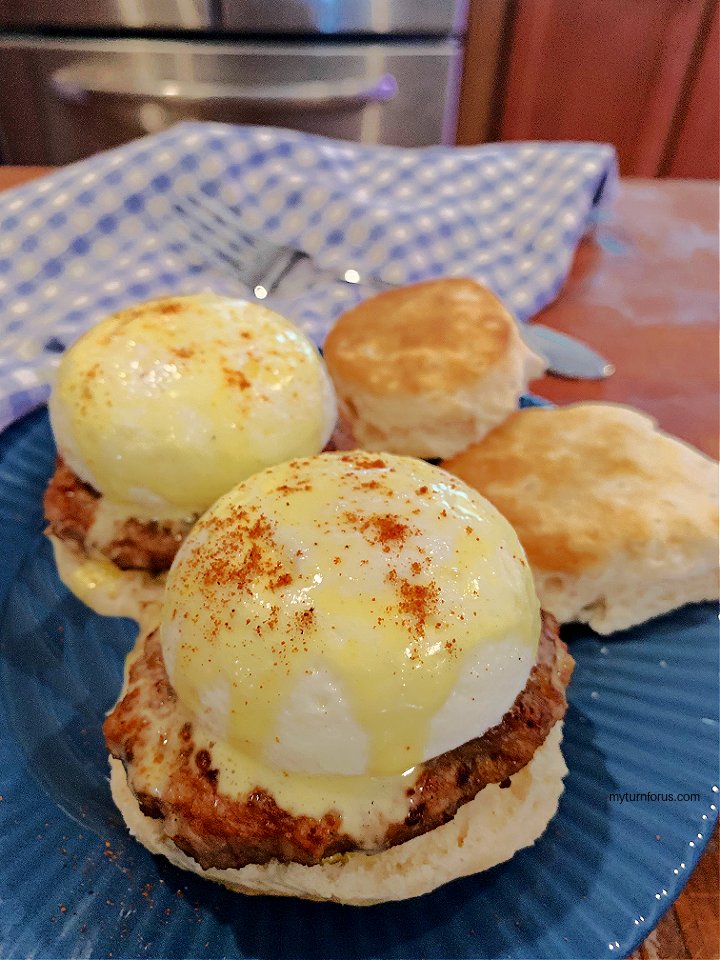 We are so having Southern eggs Benedict for Easter Brunch!  This country style eggs Benedict is made with sausage and country biscuits and homemade hollandaise sauce.
Recipe>> myturnforus.com/southern-eggs-…
#EggsBenedict #SouthernRecipe #EasterBrunch #Hollandaise