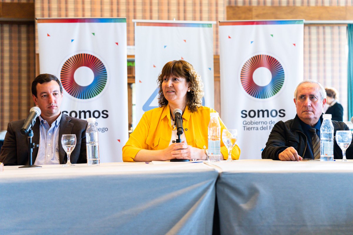 MoisesSolorza's tweet image. #CFEE Como anfitrión, quiero destacar y agradecer la presencia de todas y todos los representantes que llevamos adelante una extensa pero reconfortante jornada de trabajo con importante avances. @gabmariotto @GobiernoTDF @fvallejoss @Energia_ArgOk @EnergaPoltica1