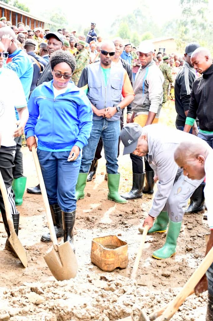 ABPInfos's tweet photo. The President of the Republic of #Burundi, @GeneralNeva, has taken part this Saturday in community development work in the #Nkanda village of the #Kayongozi zone in #Bweru commune of @RuyigiProvince. The work consisted of paving two classrooms. https://t.co/VsYzxKinD3