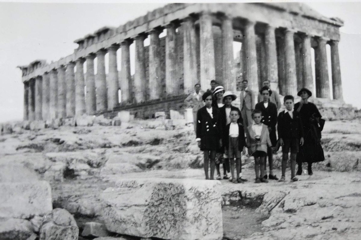 My family visiting @AcropolisAthens, 1935. Dad is small boy in the middle.
@WhyAthens @CityofAthens @acropolismuseum #GreekIndependenceDay #GreekRevolution 🇬🇷🇬🇷🇬🇷