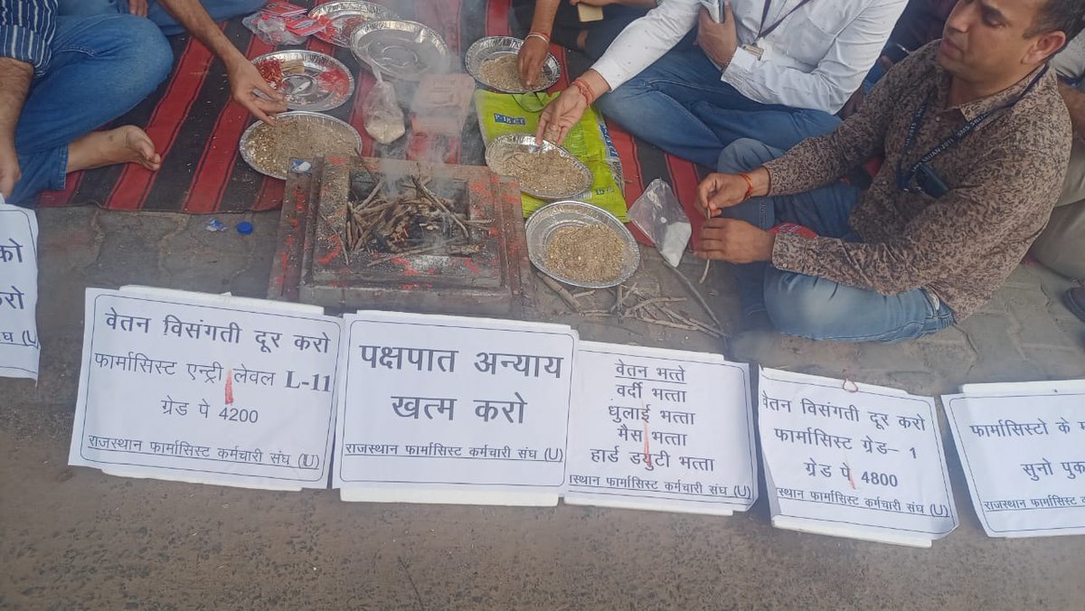 #वादा_ना_भूलो_गहलोत_जी
#फार्मासिस्ट_कर_रहे_गांधीगिरी 
<a href="/ashokgehlot51/">Ashok Gehlot</a> 
<a href="/plmeenaINC/">Parsadi Lal Meena</a> 
<a href="/artizzzz/">Arti Dogra</a>
