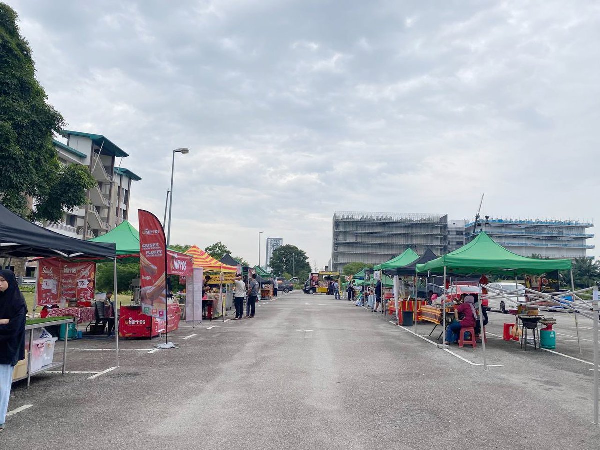 Twt_Cyberjaya's tweet photo. Ramai yang belum tahu dekat TSI Sports Arena, Cyberjaya pun ada Bazaar Ramadhan.

Kesian peniaga dekat sini, orang yang datang kat sini boleh dikira dengan jari. https://t.co/cur9srS0wS