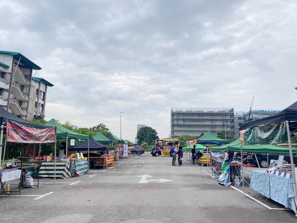 Twt_Cyberjaya's tweet photo. Ramai yang belum tahu dekat TSI Sports Arena, Cyberjaya pun ada Bazaar Ramadhan.

Kesian peniaga dekat sini, orang yang datang kat sini boleh dikira dengan jari. https://t.co/cur9srS0wS