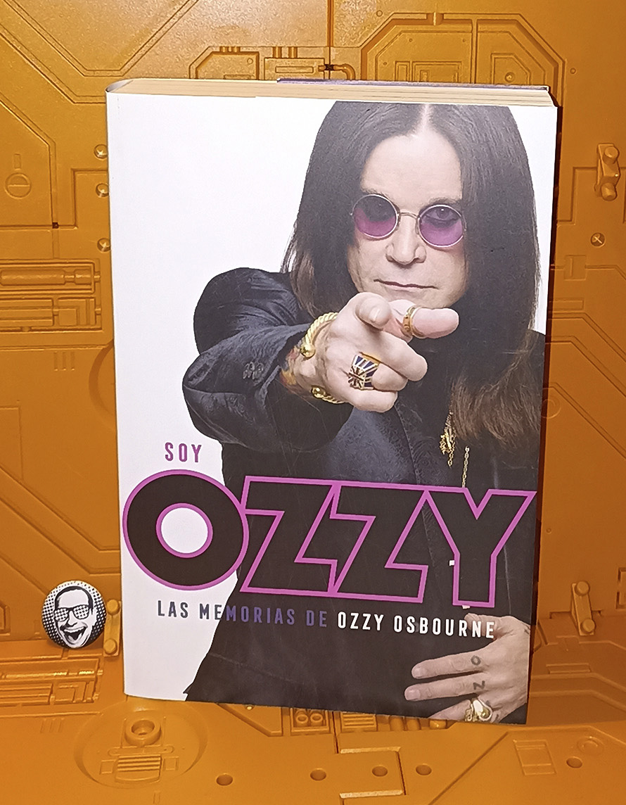 "Soy Ozzy" es un libro taaan bueno y entretenido que no importa si eres fan o no de él o del rock/metal. Lo que no le ha pasado a este hombre no le ha pasado a nadie.