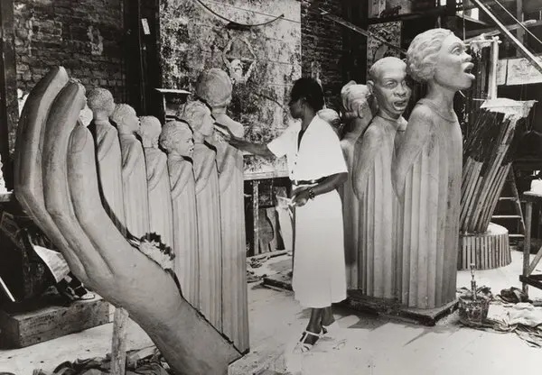 ibramxk's tweet photo. New York’s World Fair commissioned Savage to create a sculpture evoking the contributions of African American music. She decided to create a harp as a symbol of African American spirituals and hymns, inspired by James Weldon Johnson’s 1900 poem, Lift Every Voice and Sing. 3/ https://t.co/6vAV2u3NCl