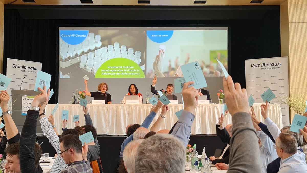 Lorenz Ilg (@lorenzilg) on Twitter photo Die #DVglpCH hat heute die #JA-Parole zum #COVID19 Gesetz & gegen das #Referendum gefasst.
Das heisst JA zum Schutz #vulnerabler Personen, Förderung der #Innovation & #Kompetenzen für Entwicklung #Impfstoff & #Medikamenten
#MutzurLösung - <a href="/GLP_SZ/">GLP Kanton Schwyz</a> Die #DVglpCH hat heute die #JA-Parole zum #COVID19 Gesetz & gegen das #Referendum gefasst.
Das heisst JA zum Schutz #vulnerabler Personen, Förderung der #Innovation & #Kompetenzen für Entwicklung #Impfstoff & #Medikamenten
#MutzurLösung - <a href="/GLP_SZ/">GLP Kanton Schwyz</a>