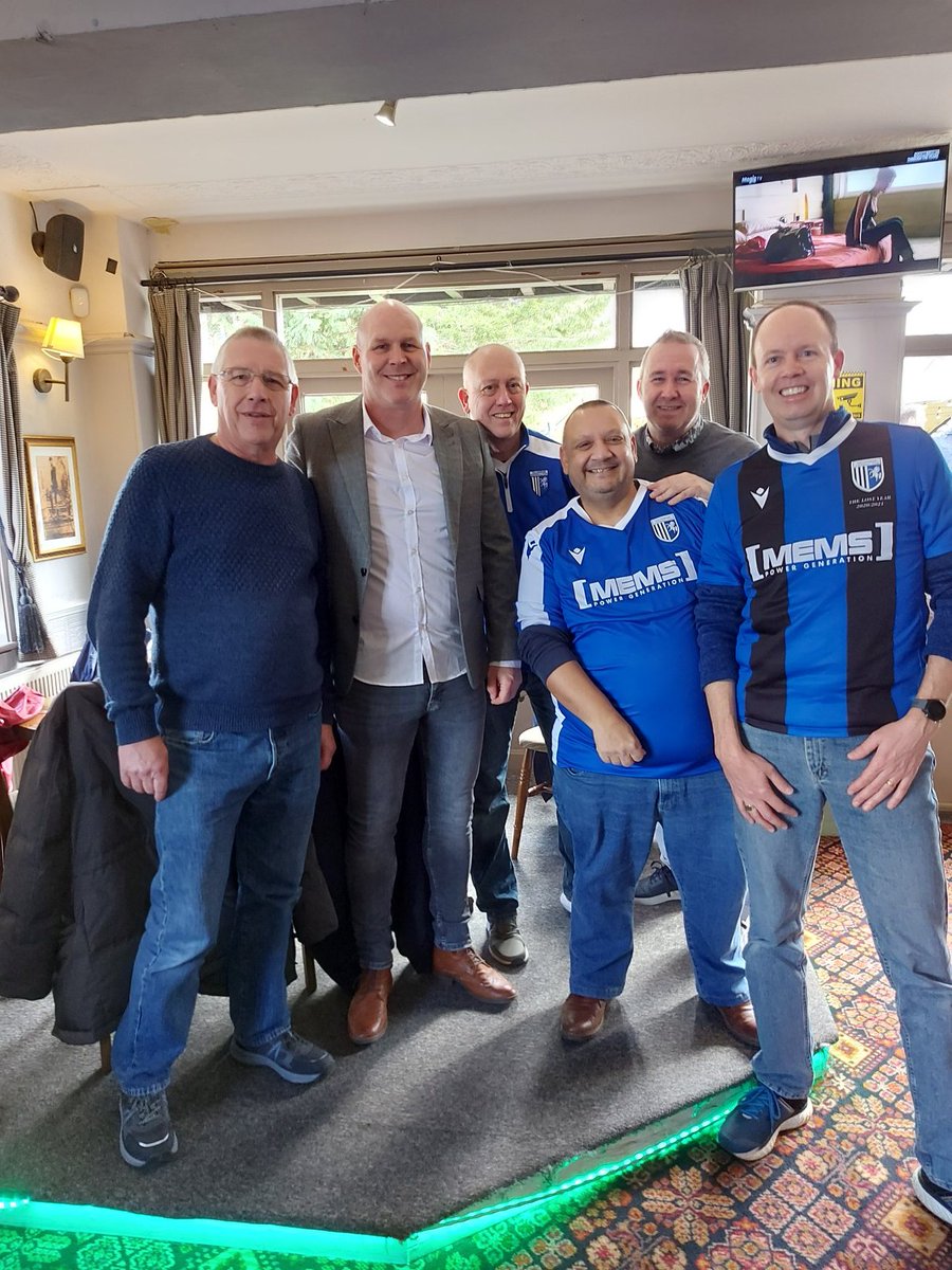 Super Bob popped in The Cricketers before the game. Thanks for taking the time to chat to the guys Bob.