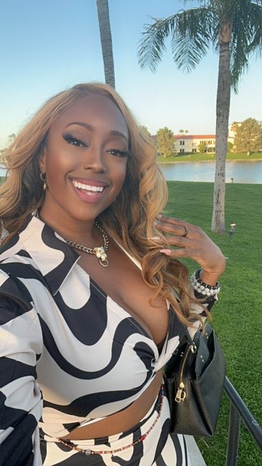 Name one thing you&rsquo;re grateful for today. Me: Being healthy and happy in life. https://t.co/Axf5VAz7<a href="/tag/tittytuesday"class="tags"><span>#tittytuesday</span></a>