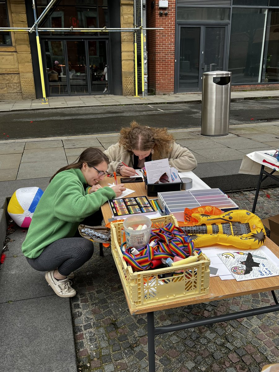 TheHorsfall's tweet image. Passers by taking part in our creative activities! #TheFutureIsOursFestival #RandomManchester