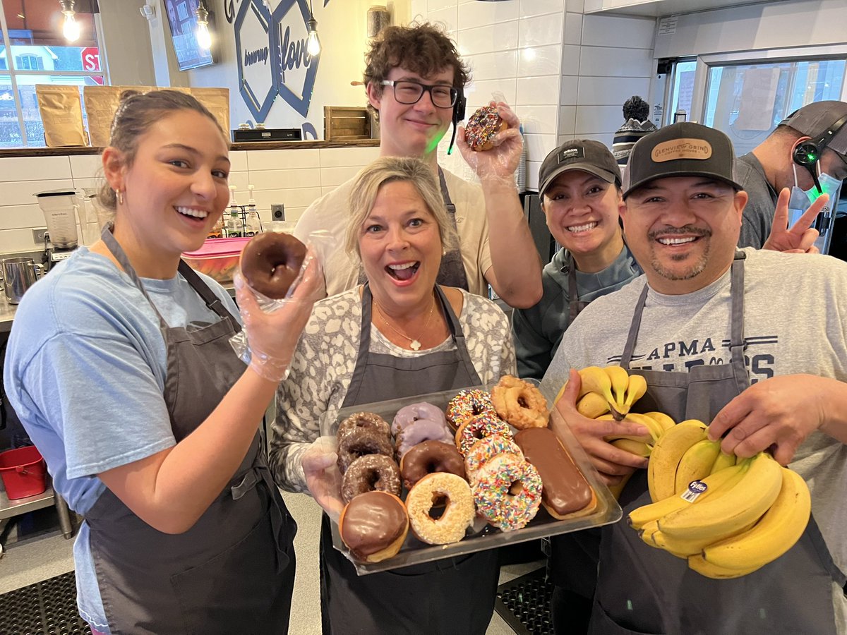 Time to get the donuts! And a banana! 🍩🍌☕️#glenviewdonuts #gobananas #glenviewbreakfast #supportsmallbusiness #glenviewcoffee #glenviewgrind #allthingsglenview