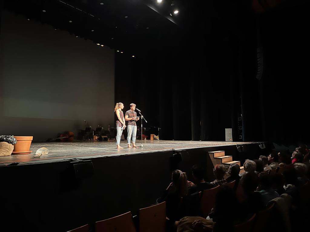 Cugat Mèdia (@cugatmedia) on Twitter photo Comença la 8a edició de l'espectacle 'Ballant perquè ens mirin'. El director d'Andança, Roger Cusidó, presenta l'obra que, enguany, l'obra rep el nom de 'Xaragalls'
<a href="/EsbartSC/">Esbart Sant Cugat</a> <a href="/TeatreAuditori/">Teatre-Auditori Sant Cugat</a> #SantCugat Comença la 8a edició de l'espectacle 'Ballant perquè ens mirin'. El director d'Andança, Roger Cusidó, presenta l'obra que, enguany, l'obra rep el nom de 'Xaragalls'
<a href="/EsbartSC/">Esbart Sant Cugat</a> <a href="/TeatreAuditori/">Teatre-Auditori Sant Cugat</a> #SantCugat