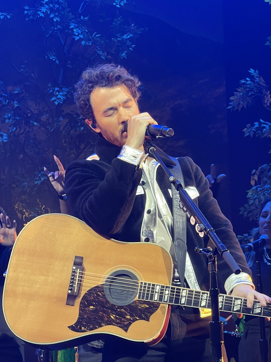 paigeshifflett's tweet photo. Still going through my photos/videos from last week’s show &amp; found these gems of Kevin 😍 @kevinjonas 🤍 https://t.co/sJJ8lyDFv8