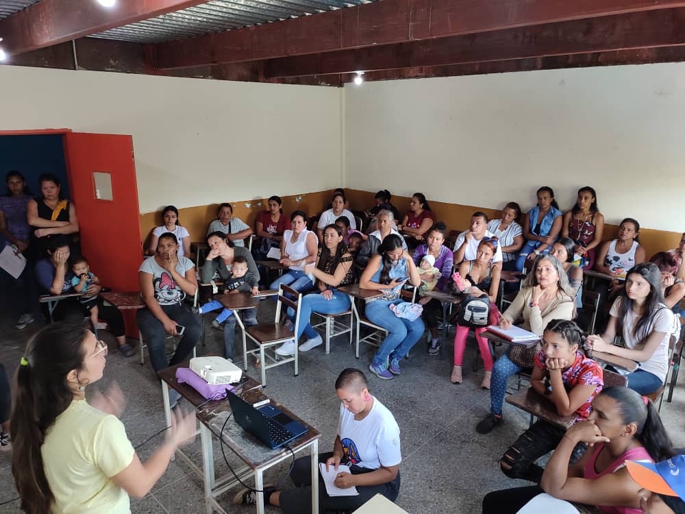 FCIzquierda's tweet photo. EnDesarrollo | Presentación de "La Ruta de las Flores", política de Feminismo Comunal que es una de nuestras principales banderas de lucha. Hoy en el Liceo Agua Fría, en el estado Miranda #FelizSabado #25Mar https://t.co/E50wMDfDrn