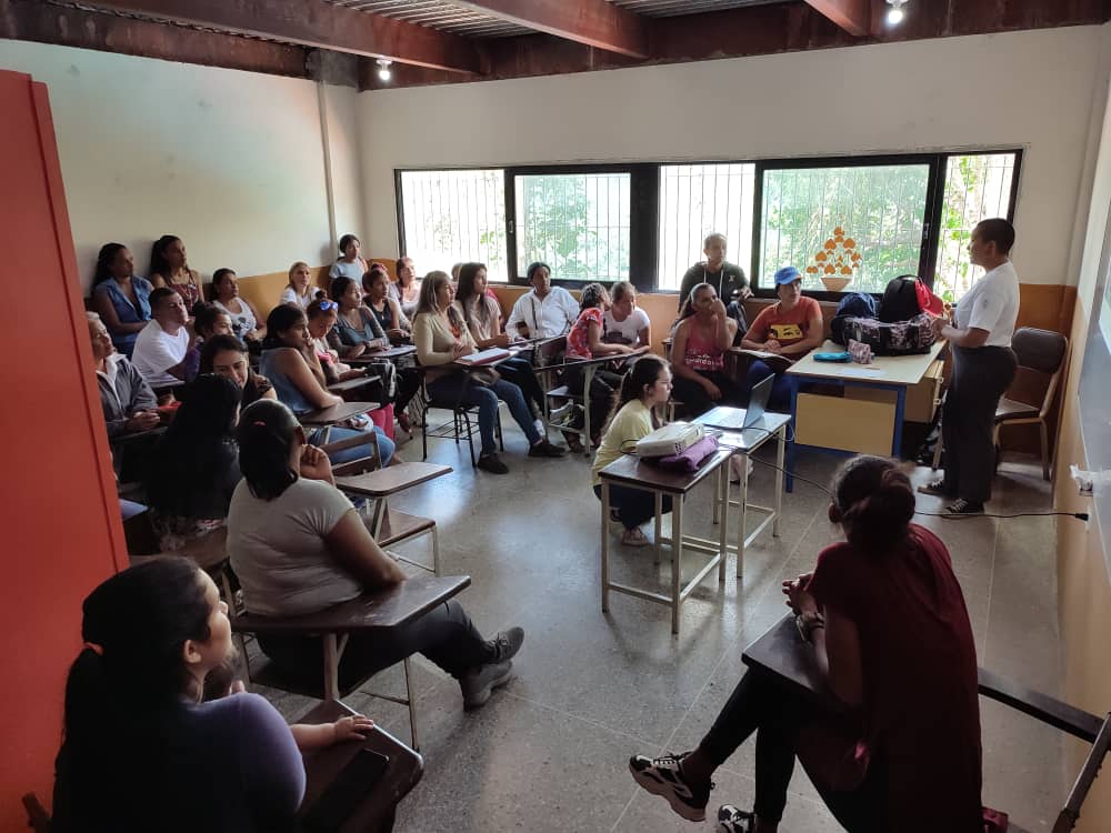 EnDesarrollo | Presentación de "La Ruta de las Flores", política de Feminismo Comunal que es una de nuestras principales banderas de lucha. Hoy en el Liceo Agua Fría, en el estado Miranda #FelizSabado #25Mar