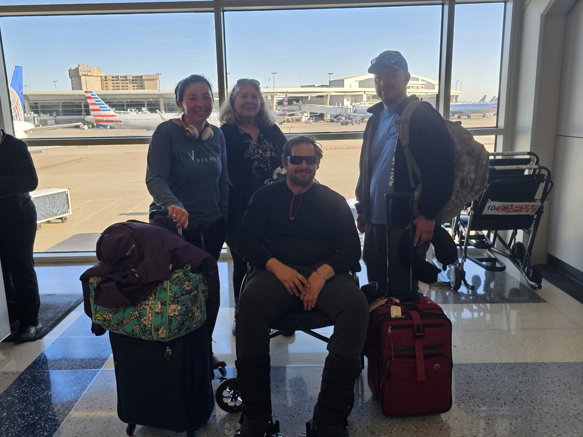corimonalulu's tweet photo. Sending our veterans out in style! Have the best time in Aspen and thank you for your service! #NDVWSC #goodleadstheway #teamDFWrocks @united @DFWAirport @espresso613 @GBieloszabski @DJKinzelman @DeptVetAffairs https://t.co/fxEqiMNkGE