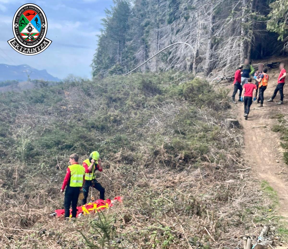 Rescate de un ciclista de montaña que se ha caído en la zona de Landa en Araba. 
Le hemos evacuado con el helicóptero a una zona cercana donde se le ha transferido a SVB Osakidetza.
Eskerrik asko Aguraingo suhiltzaileei eta herri babeseko kideei haien laguntzagatik.