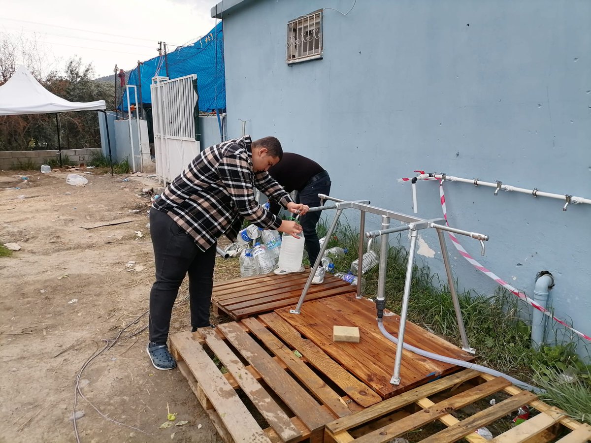 hataytoplumsal's tweet photo. Serinyol'da kurduğumuz koordinasyon ve dayanışma merkezimizde su arıtma sistemimizi oluşturduk.
Bölgede yaşayan halkımız dilediği gibi suyu kullanabilir. Halkımızla dayanışmaya devam edeceğiz.

#BuradayızKardeşim
#HataydaSuYok https://t.co/k5Wf3SngU5