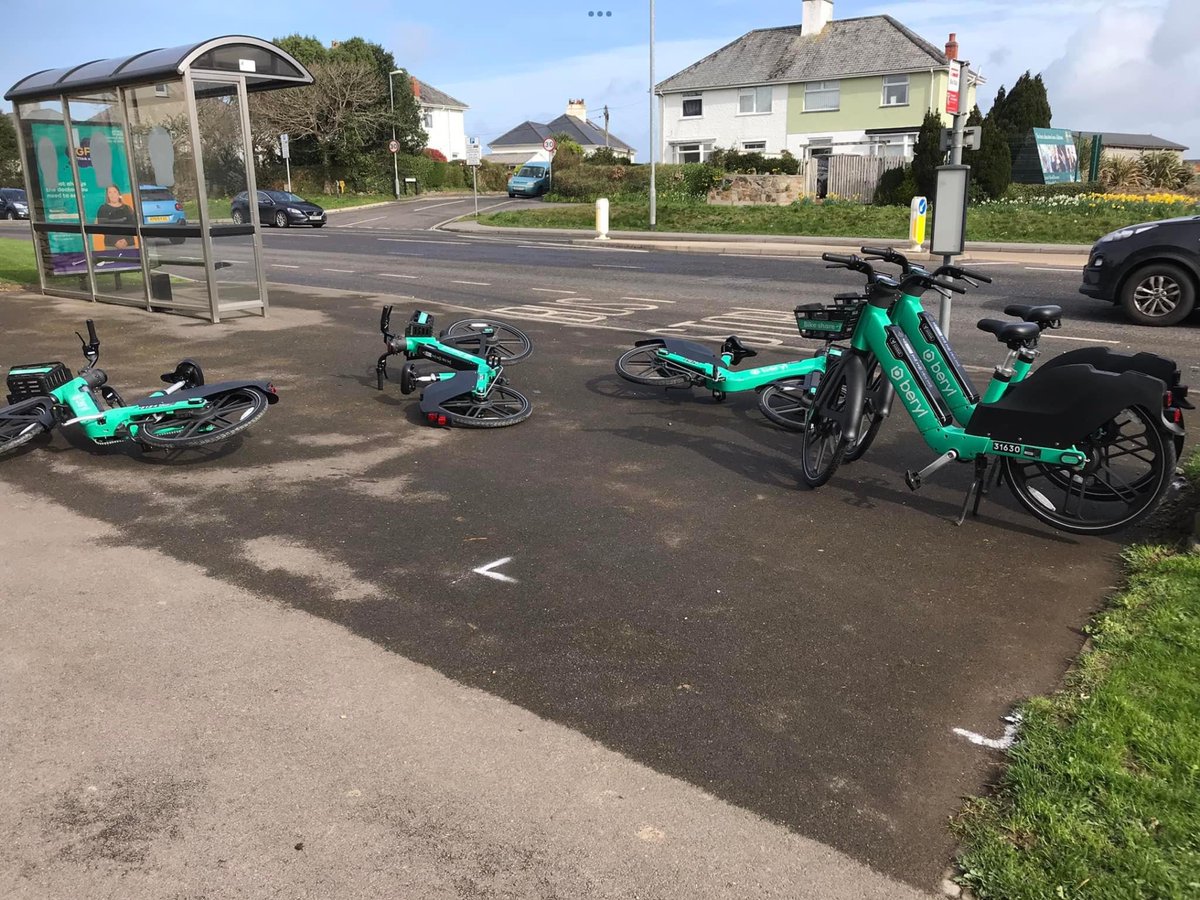 debbiedotmac's tweet photo. What on earth is going on? https://t.co/fxrHV8mnoY launching this scheme with no racks to leave them, so they are strewn all over Truro ? This can’t be right ? @CornwallCouncil #mess #questionstoanswer #angry https://t.co/zYDJnHDaGQ