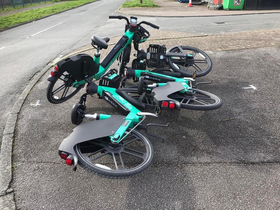 debbiedotmac's tweet photo. What on earth is going on? https://t.co/fxrHV8mnoY launching this scheme with no racks to leave them, so they are strewn all over Truro ? This can’t be right ? @CornwallCouncil #mess #questionstoanswer #angry https://t.co/zYDJnHDaGQ