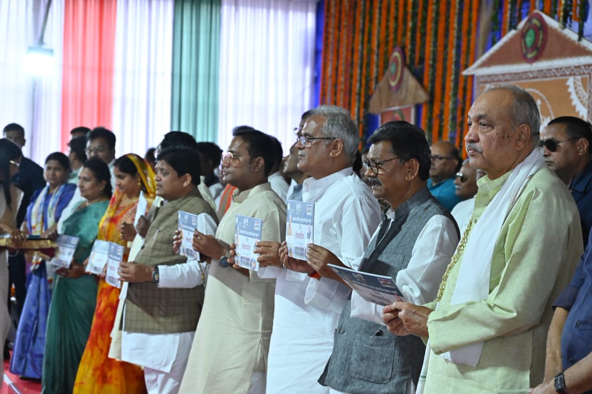ChhattisgarhCMO's tweet photo. इस अवसर पर मुख्यमंत्री श्री बघेल ने #रीपा के ब्रोशर का विमोचन भी किया। 

इस दौरान विधानसभा अध्यक्ष @DrCharandas एवं मंत्रीगण सर्वश्री @RChoubeyCG, @drshivdahariya, @amarjeetcg, @Gururudrakumar समेत अन्य जनप्रतिनिधि एवं अधिकारीगण उपस्थित रहे। https://t.co/Nc82aqb3GI