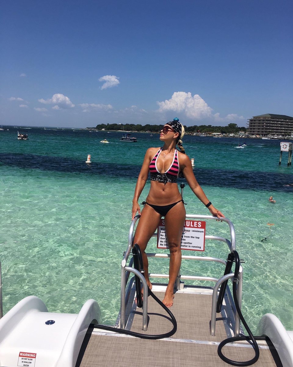 Cstylebc's tweet photo. #ThrowbackThursday  #2020DestinForida
#myskinnydays👙🌞🌊 https://t.co/qymQ57Guep