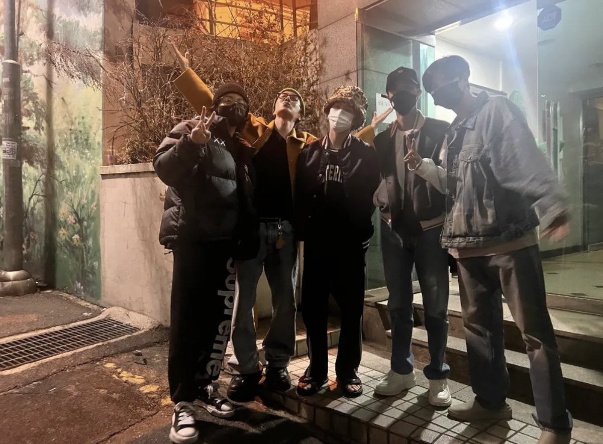 sugadboy's tweet photo. — #SUGA compartió una foto de Jungkook, Hoseok, Namjoon y él visitando a #JIN en el ejército.
También aclaró: "Taehyungie y Jiminie estuvieron aquí (se fueron hace 10 minutos)"

Se reunieron los 7 🤍 https://t.co/4akVpINbVa
