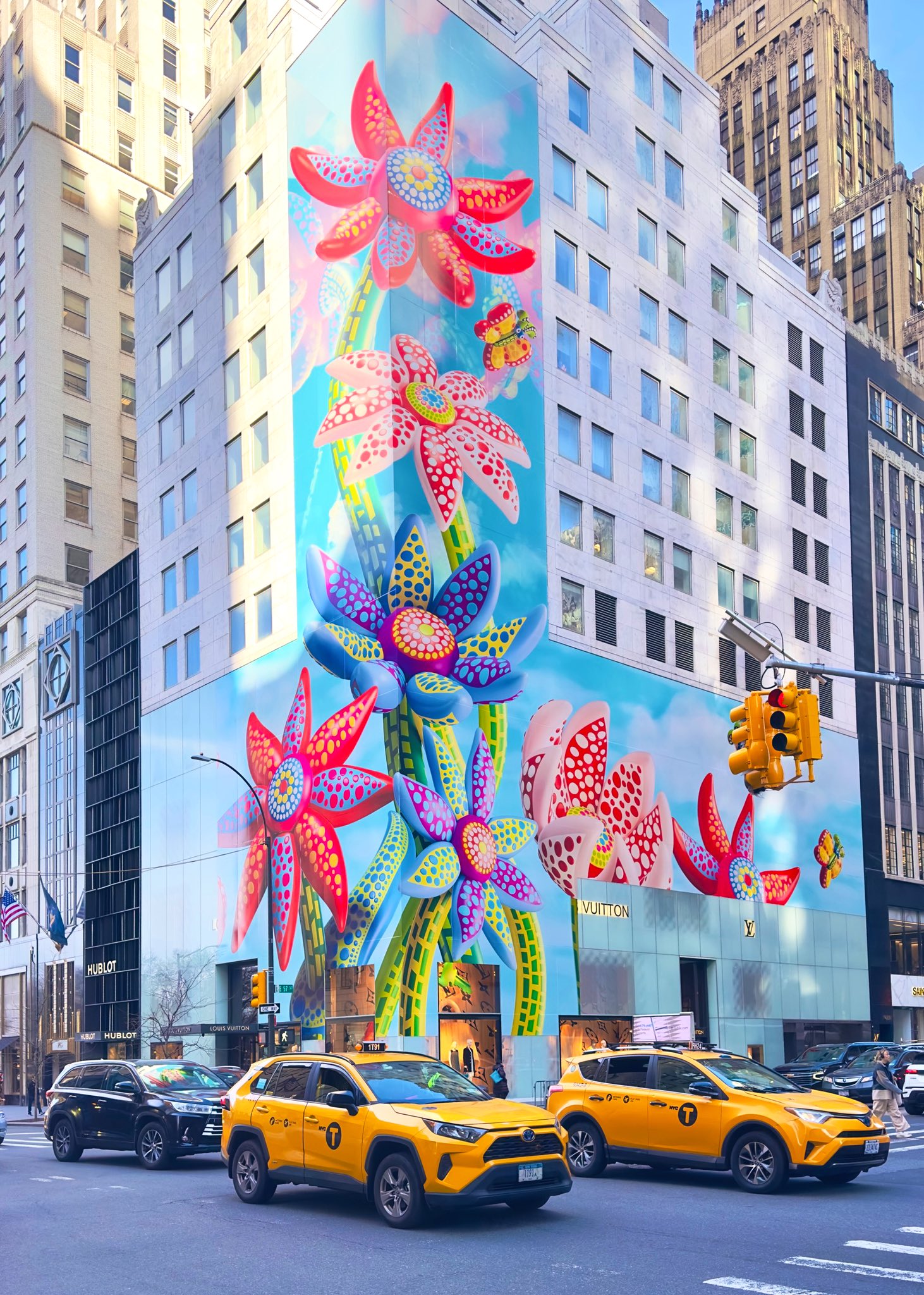 Noel Y. Calingasan • NYC on X: Louis Vuitton flagship store on Fifth Avenue  with the new Yayoi Kusama mural  / X