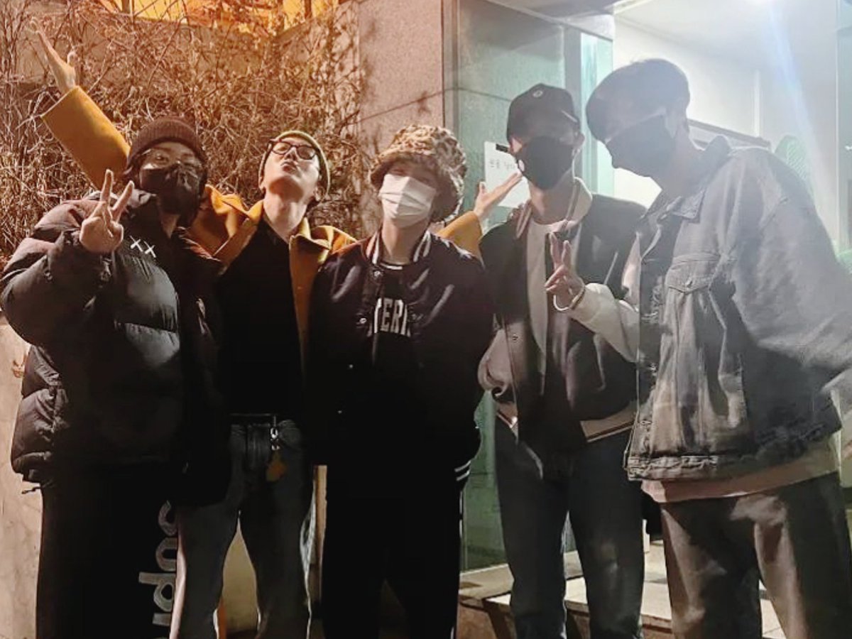 bangtanㅜㅠㅠㅠㅠㅠ 
taehyung and jimin were with them too but left 10mins earlier