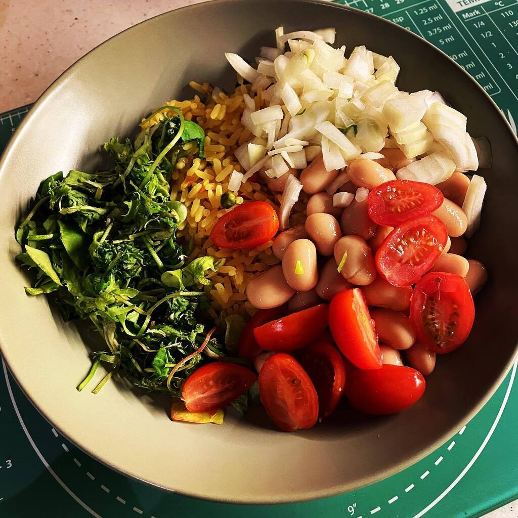 Friday night what’s in the fridge dinner #veganfood #whatveganseat #frugalfood instagr.am/p/CqNpsgjI81Z/