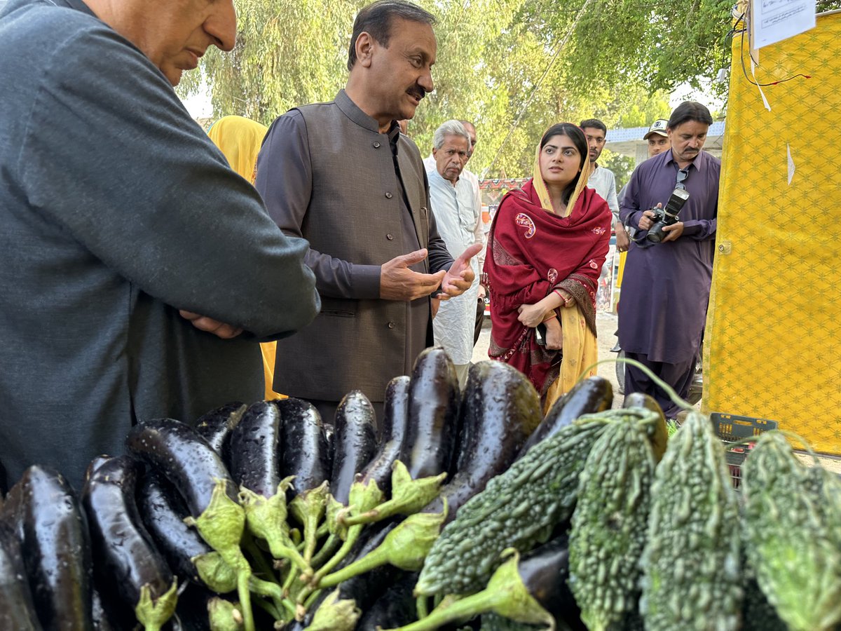 commissionerlrk's tweet photo. On the directions of Honourable Chief Minister Sindh and Chief Secretary Sindh, Ramzan Bachat Bazar in Larkano city has been established in the holy month of Ramzan by the District Administration Larkano in order to provide relief to people of city Larkano, https://t.co/8qfqil4FcQ