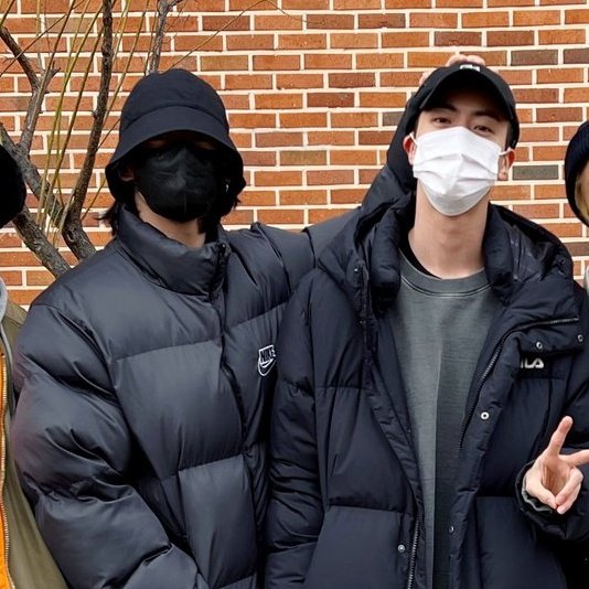 itsbtszone's tweet photo. no but the tears won't stop.. jungkook was so silent sending off his seokjin hyung and i can only imagine how happy he probably was finally visiting his seokjin hyung for the first time in a while :( https://t.co/d4ZqCld5E4