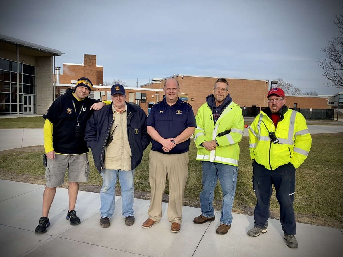 commPROGRAMscsd's tweet photo. 1st ever middle school dance was a success &amp; so was drop off! 200 cars 2 lanes 280 students in 12 minutes! All safe &amp; sound. Thanks Joe, Gil, Will, Bill, Tom, Ms. Robinson, Mr. Burger &amp; Mr. Bonafede for helping our students arrive safely and swiftly. #ittakesavillage @jimcentola https://t.co/Ly6mzlkpIH
