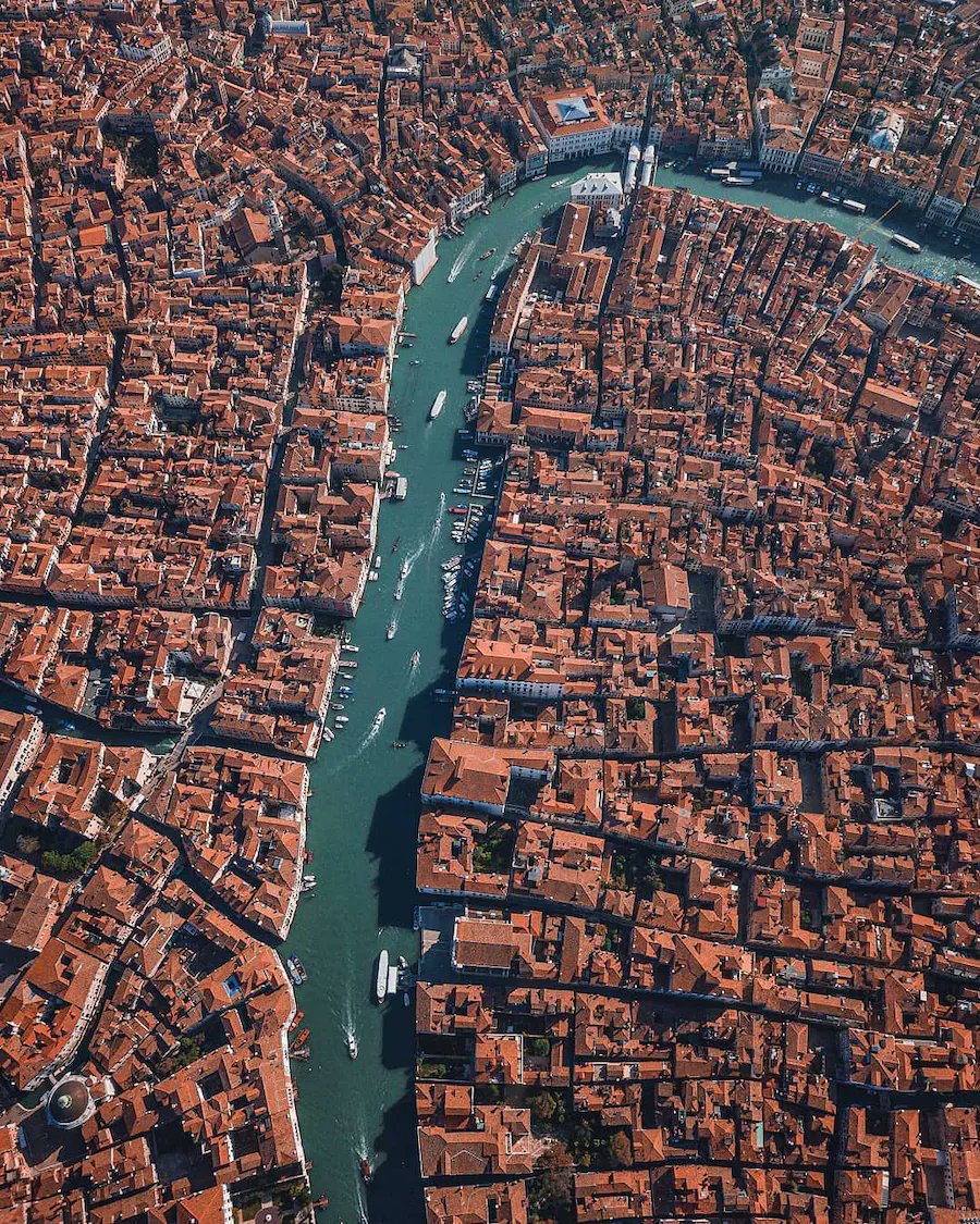 Exactly 1,602 years ago today the city of Venice was founded. So here's a thread of some of the most beautiful places in one of the world's most beautiful cities: