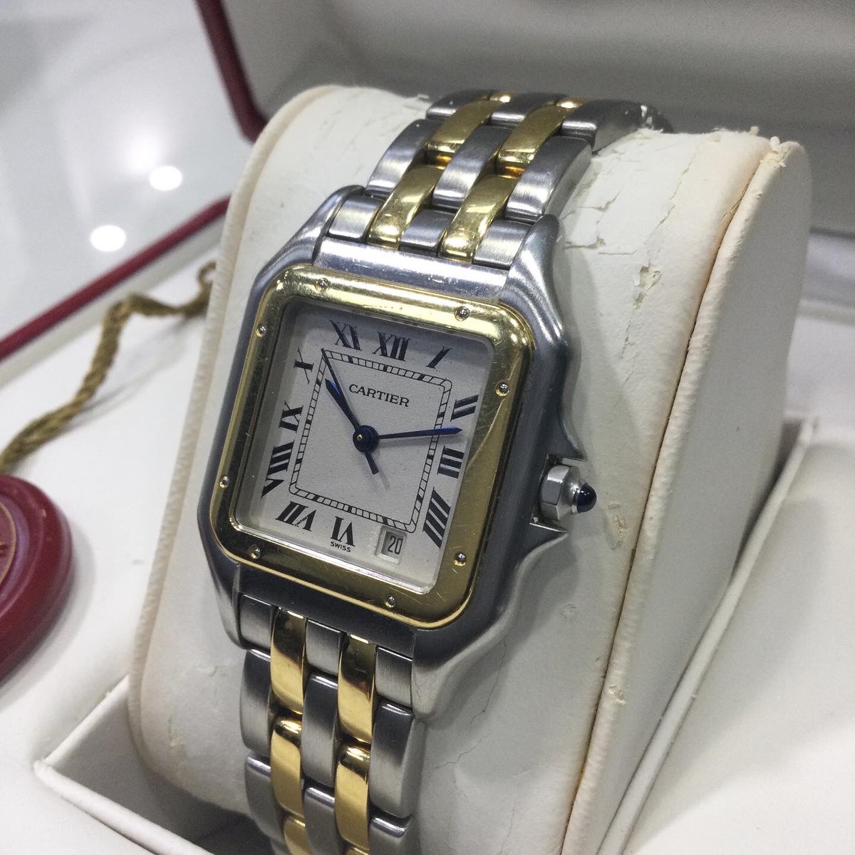 ericross12's tweet photo. This #Cartier Panthere Ladies #watch in yellow gold &amp; steel, model W25028B6, in now available in store. 

This 1998 watch comes complete with the original Cartier box &amp; paperwork. 

Yours for £2,995.00

DM us for more details or call 02074056646

#hattongarden https://t.co/E82Boi2Cup