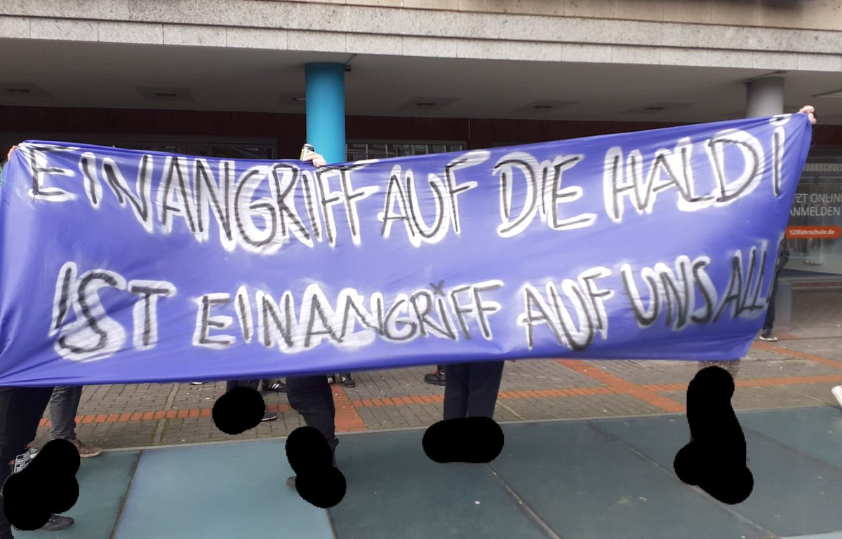 antifa_linke's tweet photo. 1442 Die Startkundgebung beginnt mit einer Schilderung des Angriffs in der Nacht auf Freitag bei dem die Neonazis eine Schusswaffe mitführten

#bo2503 #Bochum #Haldi47 https://t.co/GtX1AFu5EH