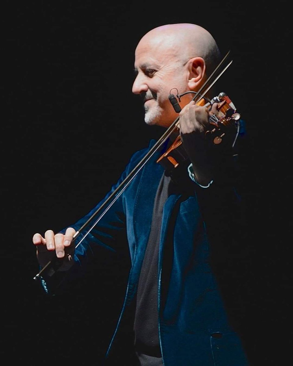 Buon compleanno Lucio! 🎻🎂

(Foto di Daniela Fabiani)

#LucioFabbri  #pfm
#violinista #premiataforneriamarconi 
#buoncompleanno #lucioviolinofabbri