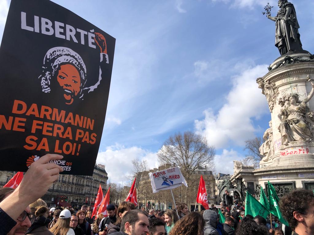 Déjà beaucoup de monde à Republique pour la manif contre la loi Darmanin à Paris ! Et ça continue d'arriver. 

De nombreux rassemblements se tiennent dans toute la France pour dire non au projet raciste du gouvernement ✊