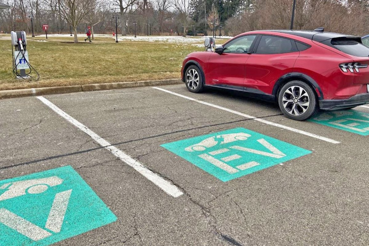 The Arboretum supports our guests' sustainable practices with free connections to 6 electric vehicle charging stations in the Visitor Center parking lot &amp; 4 in the Thornhill Education Center lot, where many programs take place. More: bit.ly/3eDf5CH #sustainability