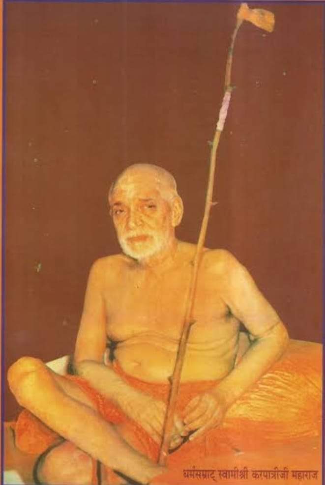 25 मार्च को गौहत्याबंदी आंदोलन में संसद के सामने इंदिरा गांधी ने एक घंटे में 400 साधुओं को गोली चलाकर मार डाला।
मैं कांग्रेस पार्टी को श्राप देता हूं कि एक दिन हिमालय में तपस्या कर रहा एक साधु आधुनिक वेशभूषा में इसी संसद पर कब्जा करेगा और कांग्रेसी विचारधारा को नष्ट कर देगा। यह