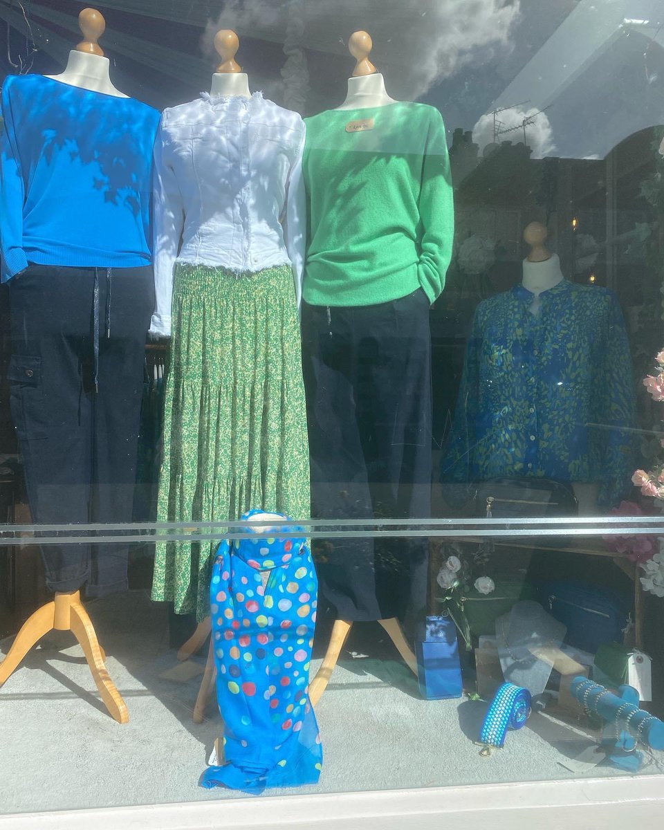 catandmousebout's tweet image. Blue and green should never be seen - or is it red and green? Either way I disagree - what do you think? 

#blue #green #blueandgreen #ocean #sea #nature #vivid #electricblue #turquoise #navy #widelegtrousers #magictrousers #colour #tieredskirts #ditsyprint #swishyskirts